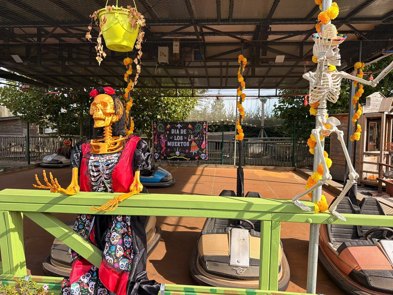 Décor Día de los Muertos du LunaPark avec squelettes et fleurs orange